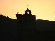 SILUETA DE LA TORRE ANTES DE SALIR EL SOL EN SAN MARTIN DE LA VEGA DEL ALBERCHE