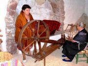 Con Agustina intentan hilar. Villarroya de los Pinares, Teruel