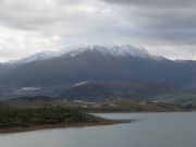 Pantano de La Viñuela a los pies de Sierra Tejeda
