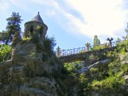 Jardines Artigas, de Gaudi. Glorietay puente de las sepientes, La Pobla de Lillet, Barcelona.