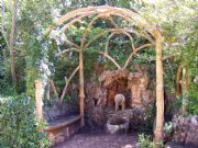 Jardines Artigas, de Gaudi. la pergola y el leon, La Pobla de Lillet, Barcelona.