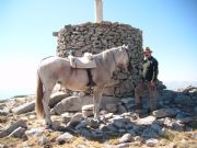 En caballo a Serrota. Muotello, vila