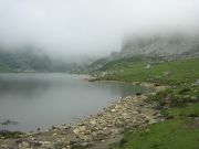 Niebla sobre el Lago de la Ercina. Lagos de Covadonga, Asturias