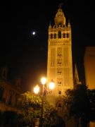 Vista nocturna de la Giralda de Sevilla