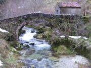 Puente sobre rio de montaa