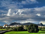 Llucmajor y su entorno rural, alfondo la sierra de Galden con el puig de ses bruixas