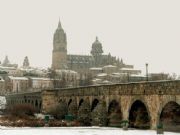 Vista de Salamanca con nieve. Puente romano y catedral