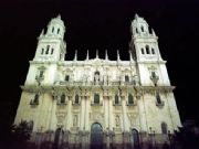 Fachada principal de la Catedral de Jaén de noche.