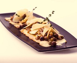 Carpaccio de hongos y setas de temporada, praline de pistacho y parmesano
